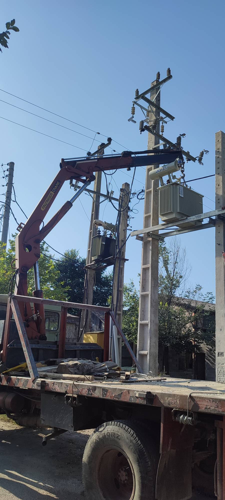 نصب ترانسفورماتور ۳۱۵ کیلوولت آمپر در کارخانه برنجکوبی بیابانی