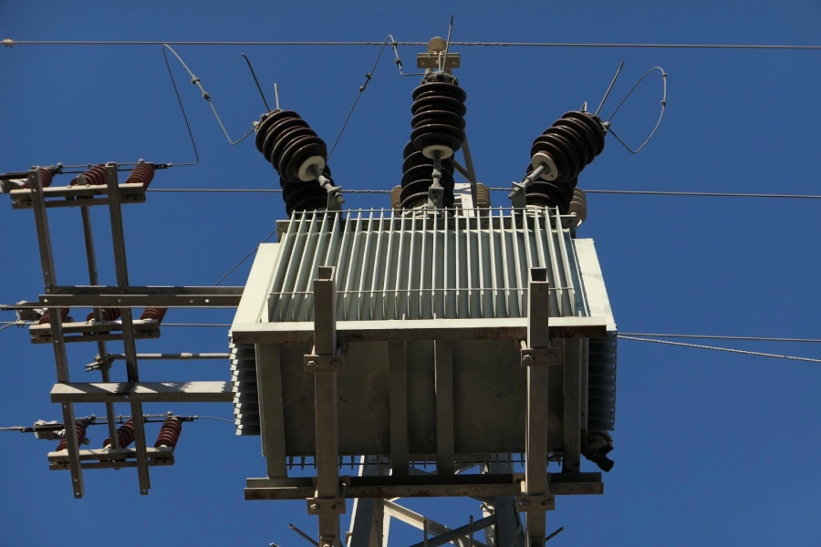 نصب ترانسفورماتور در روستای تازه‌آباد فومن توسط شرکت نورتابان سیار